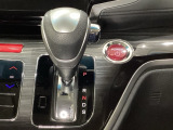 CVT車のセレクトレバーです。低速から高速まで、変速ショックのないスムーズな走りを実現するとともに、エンジン効率のよい領域を維持することで燃費にも貢献します。
