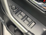 【電動格納ミラー】サイドミラーは電動格納式となっており、狭い駐車場でもキズがつくリスクを抑えられます。
