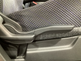 運転席にはドライバーの体型や好みに応じて前後方向だけでなく、高さの調整ができるシートリフターを装備!