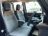 運転席・助手席は、ゆったりと座れるサイズで、長時間の運転でも快適です。