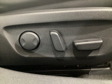運転席にはパワーシートを装備!シート位置を記憶するメモリー機能付きなのでご夫婦で2名分セットすると便利です♪