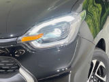 【LEDヘッドライト】悪天候や夜間走行時も良好な視界を確保し安心して運転できる高輝度LEDヘッドライトを装備!点灯速度が早く、消費電力も抑えられています。