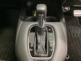 CVT車のセレクトレバーです。低速から高速まで、変速ショックのないスムーズな走りと、エンジン効率のよい領域を維持して燃費にも貢献します。サイドブレーキはスイッチ操作の電子制御パーキングブレーキです。