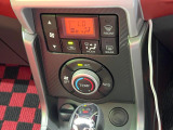 【オートエアコン】一度お好みの温度に設定すれば、車内の温度を検知し風量や温度を自動で調整。暑い&hellip;寒い&hellip;と何度もスイッチ操作をする必要はありません。快適な車内空間には必須の機能ですね♪