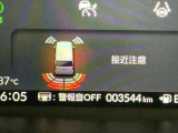 パーキングセンサーシステムは走行中に障害物が迫ると音と表示でお知らせ、低速走行時時の安心感を高めます