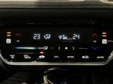 オートエアコンは左右席で独立温度コントロールが可能です。運転席はキンキンに冷やして助手席はマイルドにと言った設定が可能です☆暑さ寒さでケンカすることもなくなりますね♪