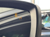 【ブラインドスポットモニタリング】走行中、ドアミラーの死角になりやすい箇所に後続車が接近するとサイドミラー付近に警告を表示、ドライバーに注意喚起をしてくれます。