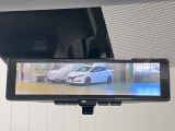 【インテリジェント ルームミラー】車両後方のカメラ映像をミラー面に映し出すので、車内の状況や、天候などに影響されずいつでもクリアな後方視界が得られます!