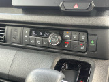 運転席助手席シートヒーター、フルオートエアコン、USBジャック