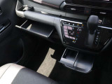 【インストスライドボックス/インストセンタースライドトレイ(カップホルダー付】車内に持ち込んだ小物やドリンクがきちんと片付く収納も充実。いつでもきれいな車内を保てます。