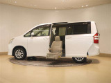 乗り降りをサポートするサイドリフトアップシートを装備した福祉車両!