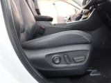 パワーシート搭載。微妙な調整が手軽にでき、ピッタリなポジションで運転することが可能です。