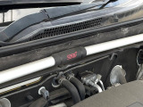 【STIタワーバー】お車の剛性を高めるタワーバーを装備。よりスムーズなコーナリング走行が可能となり、走りも楽しめます。