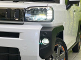 【LEDヘッドライト】悪天候や夜間走行時も良好な視界を確保し安心して運転できる高輝度LEDヘッドライトを装備!点灯速度が早く、消費電力も抑えられています。