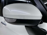 サイドターンランプ付きドラミラーは右折・左折時に車や歩行者等からの視認性を確保します。