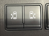 【両側パワースライドドア】スマートキーや運転席のスイッチで後席両側スライドドアの開閉が可能♪電動だから力を入れてドアを開ける必要が無く、小さなお子様でも簡単に開け閉めでき快適です♪