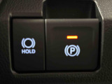 指先だけで簡単に操作が可能な電動パーキングブレーキを採用。「HOLD」スイッチを押すと、渋滞や信号待ちなどでブレーキペダルから足を離しても、ブレーキを保持するので安心です