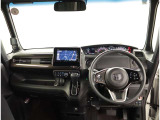 デザインもよく、居心地のよい運転席ですね。分かりやすいスイッチ類ですから操作もしやすく運転をサポートします。ぜひご来店いただき、実際にお座りいただいてステアリングを握ってみてください!