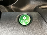ECONモードをONにするとアクセルペダルの動きに対するエンジンの反応とエアコンの制御を切り換えることで、燃費のいい運転をするドライバーがペダルを踏んだ時と同じようにエンジンを制御します。