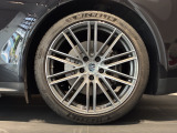オプション設定の21インチ911Turbo Designホイールが装着されております。