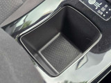 シフトレバー横に備わるスクエア型の小物収納スペースです。キーや小物をスマートに収納していただけます。