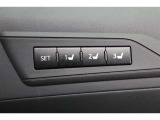 ■シートメモリー■電動パワーシートで調整した自分の着座姿勢を記憶し、ボタン一つで最適ポジションに!