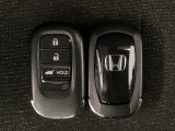スマートキーを装備しています。鍵を差し込むことなくドアロックの開け閉めと、スタートボタン操作でのエンジンスタートができます。ボタン操作でトランクが開けられる電動テールゲートのボタンもついています。