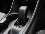 チャコールカラーのシフトノブ。スウェーデンならではのモダンな感覚にあふれるラグジュアリー感。そのスタイリッシュなエクステリアには、都市のライフスタイルに自然に溶け込むセンスが息づいています。