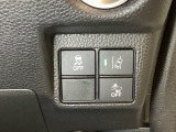 Hondaセンシング用の、VSA(ABS+TCS+横滑り抑制)解除と路外逸脱抑制機能のオンオフスイッチなどはハンドルの右側に装備しています。
