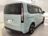 とても便利な【両側電動スライドドア】ドアハンドを少し引くだけでリアドアが自動開閉します。
