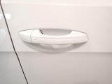 &rdquo;Keyless Access&rdquo;によって、ドアハンドルに手をかけるだけでドアロックが解除できます!