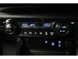 運転席と助手席、それぞれ温度調節ができ、オールシーズン快適なオートエアコンとなっております!