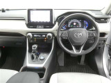運転席からの視界はこんな感じです☆お気軽にご来店いただき、実際に座って是非お確かめください。ドライバーに寄り添う快適な操作フィールをもたらすステアリングです。