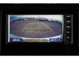 【バックモニター】 後退時に車両の後ろ側を表示します。車庫入れなどでバックする際に安心です。