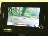 【バックカメラ】駐車時に後方がリアルタイム映像で確認できます。大型商業施設や立体駐車場での駐車時や、夜間のバック時に大活躍!運転スキルに関わらず、今や必須となった装備のひとつです!