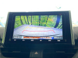 【バックカメラ】駐車時に後方がリアルタイム映像で確認できます。大型商業施設や立体駐車場での駐車時や、夜間のバック時に大活躍!運転スキルに関わらず、今や必須となった装備のひとつです!
