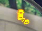 【ブラインドスポットインフォメーション】走行中、ドアミラーの死角になりやすい箇所に後続車が接近するとサイドミラー付近に警告を表示、ドライバーに注意喚起をしてくれます。