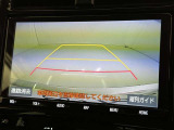 後方の見える安心をお届けするバックガイドモニター付:バックするときのアシストラインもあって楽々バック!車庫入れや縦列駐車をサポートし、苦手な駐車も安心です!今やもう手放せない装備ですネ♪