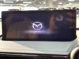 【8.8インチマツダコネクト】車内の雰囲気にマッチした大型のディスプレイ。スマホ接続でのナビ使用やBluetooth再生等、様々な機能が楽しめます。直感的なダイヤル操作が可能で、使い勝手も良好です。