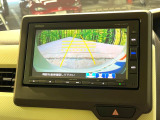 【バックカメラ】駐車時に後方がリアルタイム映像で確認できます。大型商業施設や立体駐車場での駐車時や、夜間のバック時に大活躍!運転スキルに関わらず、今や必須となった装備のひとつです!