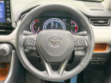 【純正革巻きステアリング】上質な革を使用することで、手にしっかり馴染みとても運転しやすいハンドルです♪