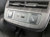 後席にも3段階調整可能なシートヒーターと充電用USBポート(Type-A/Type-C)を完備。後席乗員も快適に過ごせます。