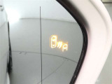 隣車線を走る車両をレーダーで検知し、ドアミラーでは確認しにくい後側方エリアに存在する車両に加え、急接近してくる車両も検知します。車両を検知するとドアミラーに搭載されたLEDインジケーターが点灯します。