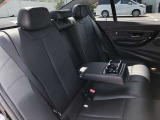 後席も使用感はさほど感じず、運転席・助手席同様に清潔感があります。後席シートもしっかりと作り込まれていますので、座り心地も悪くありません。是非、実車にてご確認下さい。