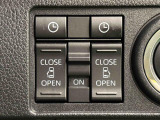 両側パワースライドドアウェルカムオープン機能 降車時にスイッチで予約しておけば、乗車時に電子カードキーを持ってクルマに近づくだけでパワースライドドアが自動でオープン♪
