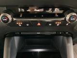 温度の設定のみで快適な風量やモードなどを自動調整してくれるフルオートエアコンを装備!運転席側、助手席側で左右独立して温度調節も可能です!