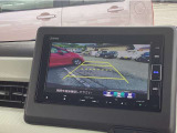 【バックカメラ】運転が苦手な方も車庫入れラクラク。ギアをリバースに入れれば自動的に切り換わりますので、面倒な操作は不要です。狭い駐車場も大切なお車を傷つけず安心です。