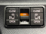 【両側パワースライドドア】スマートキーや運転席のスイッチで後席両側スライドドアの開閉が可能♪電動だから力を入れてドアを開ける必要が無く、小さなお子様でも簡単に開け閉めでき快適です♪