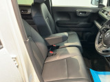 【ベンチシート】運転席と助手席の移動もスムーズ!狭い駐車場での乗り降りや、お子様の乗り降りにも便利です。座席の間にコンソールボックスやドリンクホルダーがないため、車内空間が広く感じます。