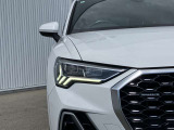 視界を鮮明に照らすだけでなく、対向車への配慮と最適な視界を両立し、ダイナミックインジケーターの流れるような輝きが、夜の街並みに先進性と知性を描き出します。